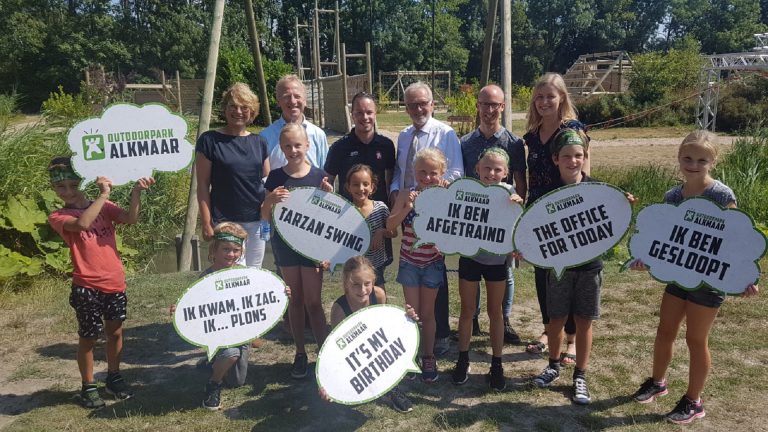 Burgemeester Bruinooge verrast Outdoorpark Alkmaar met bezoekje