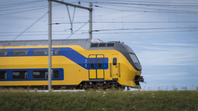 Vandalen gooien in Alkmaar steen door ruit rijdende trein