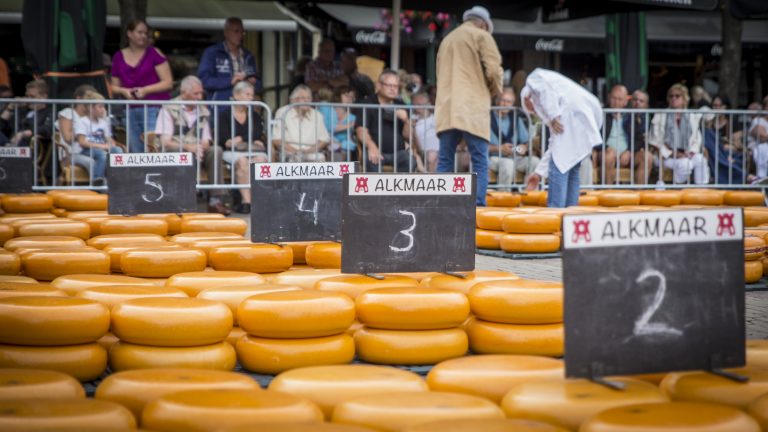 Voorzitter Stichting Midwinterfeest Graft-De Rijp opent kaasmarkt