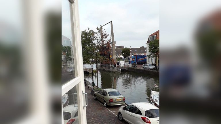 Brugstoring zorgt voor verkeersinfarct op Bierkade in Alkmaar