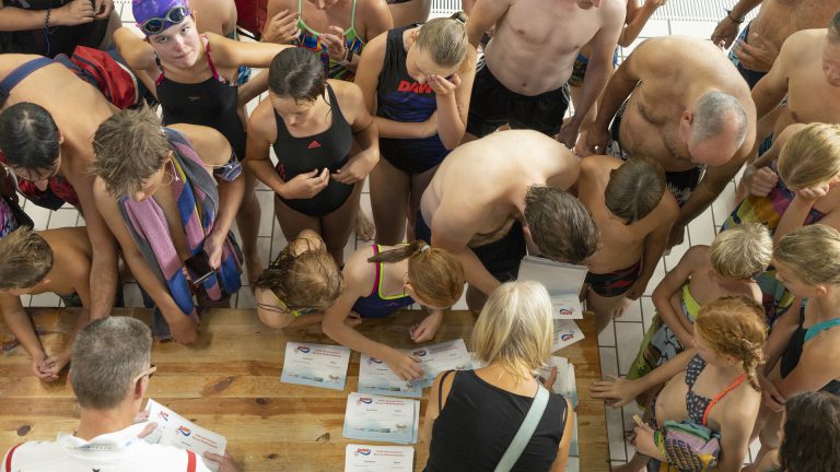 Wereldrecordpoging watertrappelen met zoveel mogelijk zwemmers