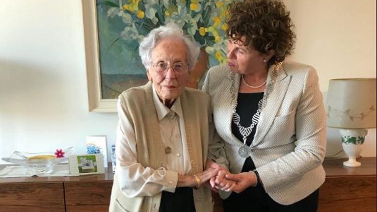 Burgemeester Kompier bezoekt oudste inwoner voor 101e verjaardag