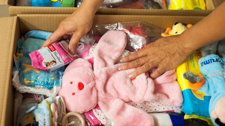 Hulp in Stapelweek van Stichting Babyspullen harder nodig dan ooit