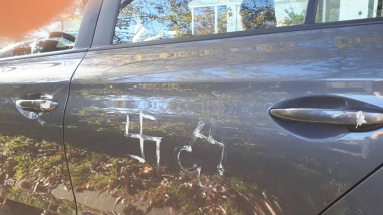 Hakenkruis en penis getekend op auto in Heerhugowaard