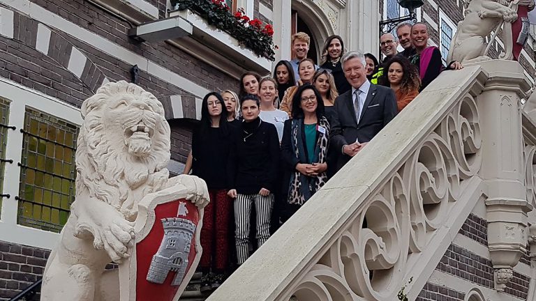 Albanese delegatie bezoekt Alkmaar als voorbeeld LHBTI-beleid