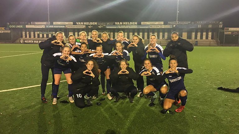 Vrouwen VV Alkmaar winnen en naderen verliezend Ajax