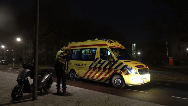 Bestuurster snorscooter gewond naar ziekenhuis na val in Alkmaar