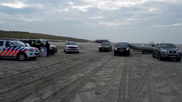 Politie Alkmaar-Duinstreek test terreinwagens op strand Bergen