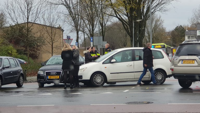 Aanrijding met blikschade op kruising Vondelstraat in Alkmaar