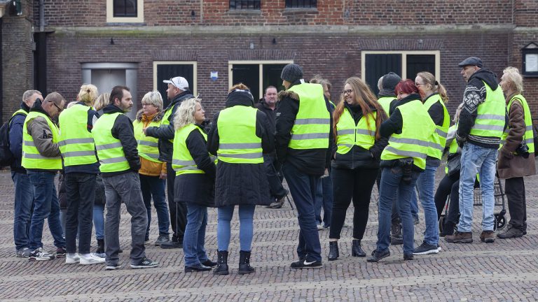 ‘Gele hesjes’ op Waagplein Alkmaar demonstreren tegen hoge belasting