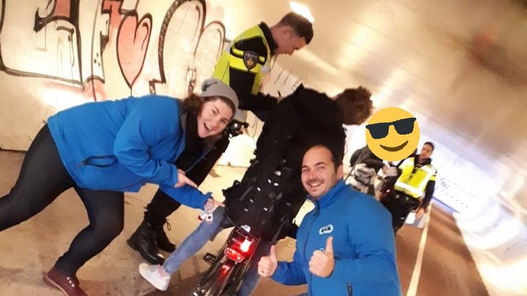 LINK en Alkmaarse politie geven fietsers lichtjes tijdens controle