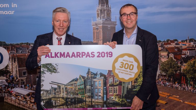 Wethouder Paul Verbruggen ontvangt eerste AlkmaarPas 2019