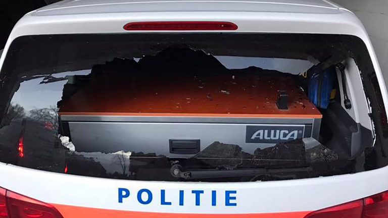 Alkmaarse politieauto vernield tijdens nachtdienst