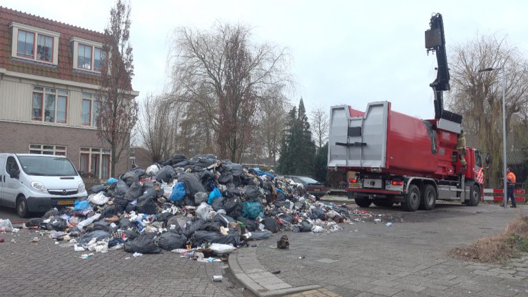 Lading afval in vuilniswagen vat vlam in De Rijp