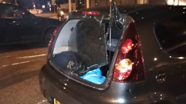 Auto op Alkmaars parkeerterrein vernield tijdens bioscoopavondje