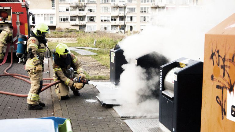 Afvalcontainer aan Stadsplein vermoedelijk met vuurwerk in brand gestoken