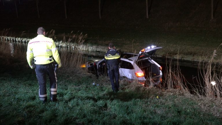 Auto te water langs Westerweg, bestuurder gewond