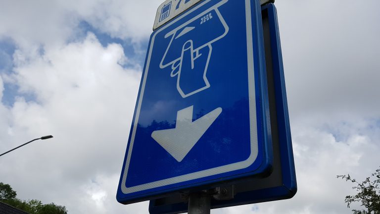 Bewoners willen meer parkeermeters in Nieuwpoortslaan