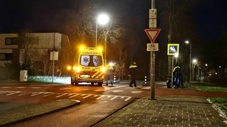 Botsing tussen auto en scooter op kruispunt Rekerdijk/Muiderwaard
