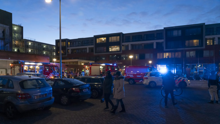 Brandweer vindt na flink zoeken oorzaak schroeilucht en rook in wijkcentrum Daalmeer