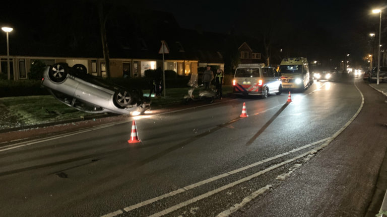 Auto over de kop bij éénzijdig ongeval op Alkmaarse Laan van Brussel