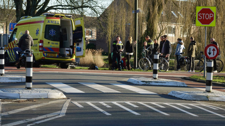 Bromfietser geschept door auto op Middenweg in Heerhugowaard