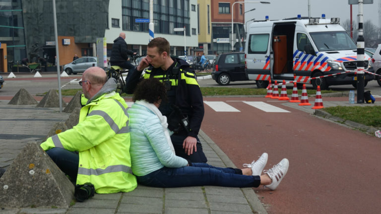 Ongeluk bij een ongeluk: fietsster valt met hoofd op betonblok Stationsplein Heerhugowaard