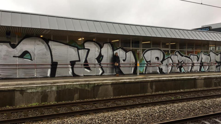Onbekende graffitispuiter besmeurt gevel station Alkmaar-Noord