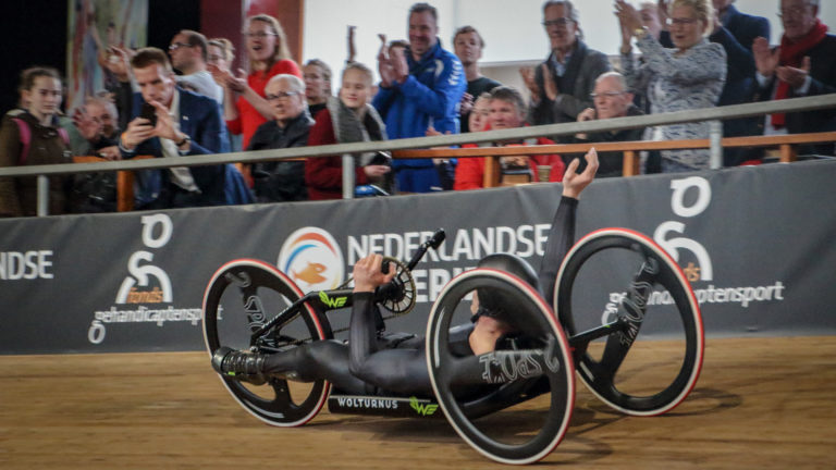 Wereldkampioen Jetze Plat realiseert nieuw werelduurrecord op Alkmaarse Wielerbaan