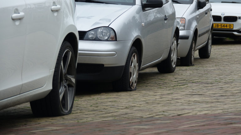 Banden lek gestoken van geparkeerde auto’s op Frieseweg