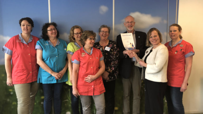 Pieter Raat Stichting ontvangt certificaat ‘Samen Dementievriendelijk’