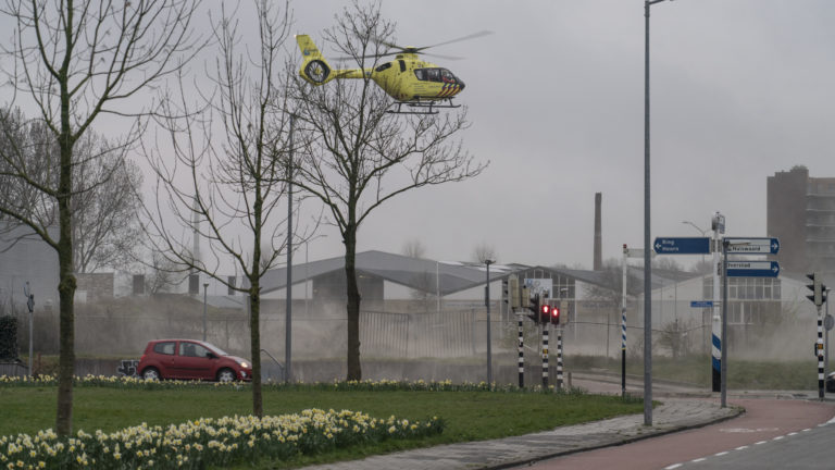 Slachtoffer binnenbrand Biesboschstraat zwaar gewond; traumaheli ter plaatse