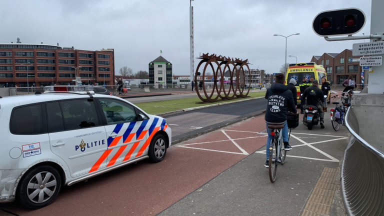 Oude vrouw gewond bij val met fiets op Friesebrug in Alkmaar