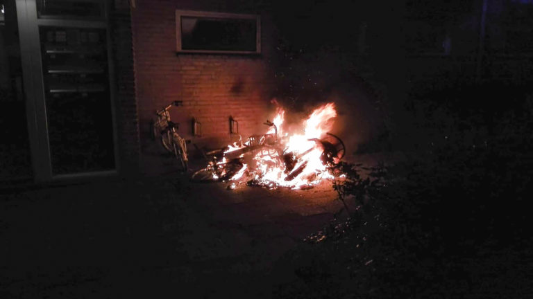 Scooter gaat in vlammen op in Lorreinenlaan in Alkmaar