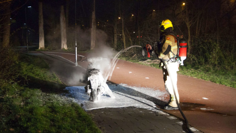 Uit water geviste scooter gaat op Oostertochtpad Heerhugowaard in vlammen op