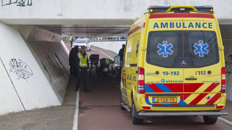 Oudere vrouw gewond bij val in fietstunnel onder N242