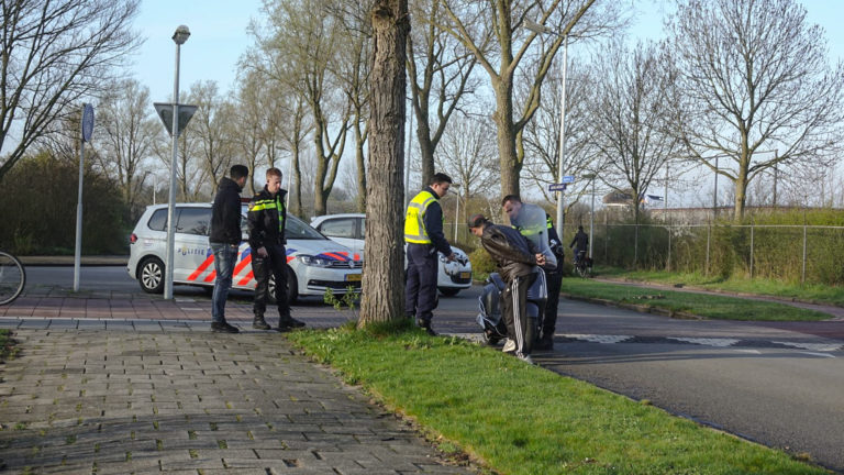 Bestuurster snorscooter naar ziekenhuis na ongeval op Havinghastraat Alkmaar