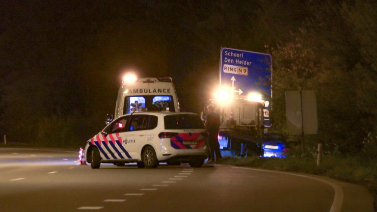 Nachtelijke autorit eindigt tegen bord langs N9 bij Alkmaar