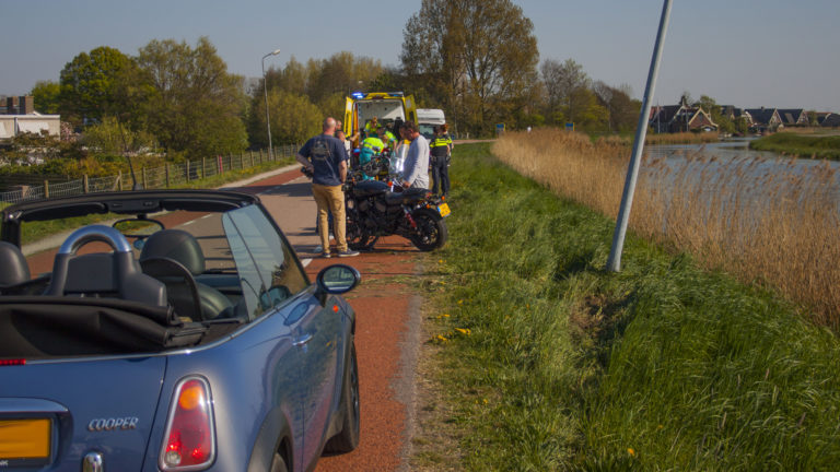 Motorrijder rijdt vol tegen lantaarnpaal langs Drechterlandsedijk