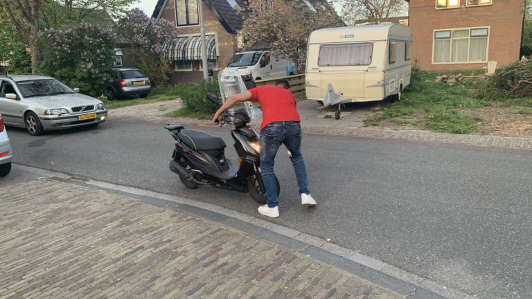 Scooterrijder valt op Bovenweg, passagier naar ziekenhuis