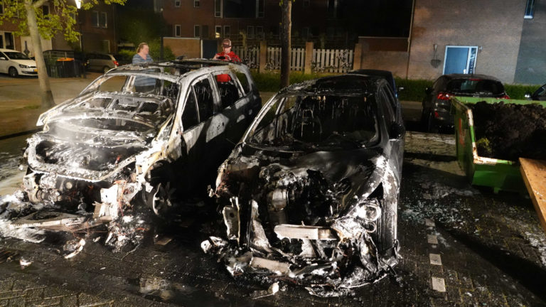 Twee auto’s in Frida Katzland Heerhugowaard vallen ten prooi aan vlammen