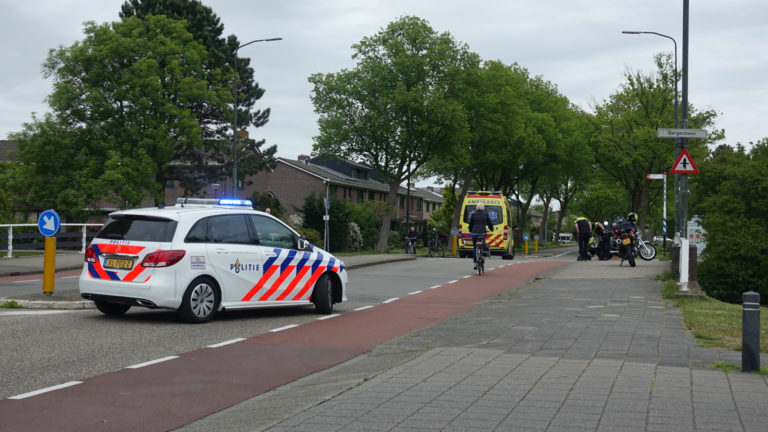 Motorrijdster komt ten val op Beethovensingel in Alkmaar na onaangekondigd afslaan fietser