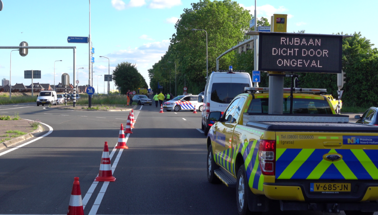 Automobilist ramt twee auto’s op kruispunt Schagerweg