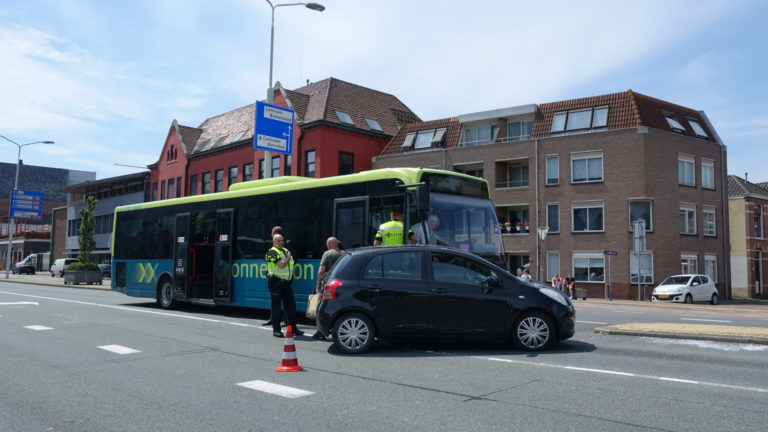 Aanrijding tussen lijnbus en auto op busbaan Helderseweg