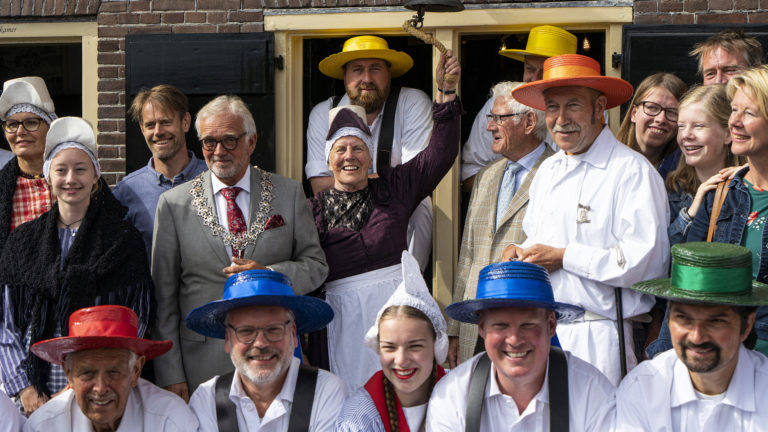 Jubilerende mevrouw Berkhout opent Alkmaarse kaasmarkt