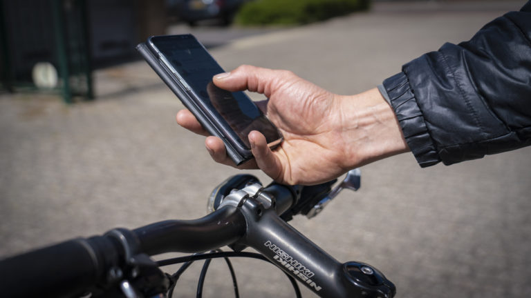 Politie geeft uitleg over verbod op gebruik elektronica op de (brom)fiets