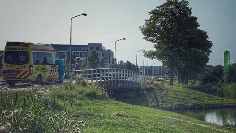 Politie Alkmaar na verkeerd afgelopen sprong van brug: “Wees voorzichtig”