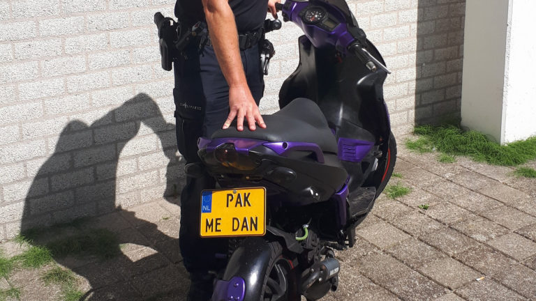 Alkmaarse politie pakt foute scooter met kenteken ‘Pak me dan’