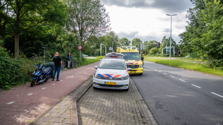 Fietser en scooterrijder gewond bij botsing op fietspad Laan van Straatsburg