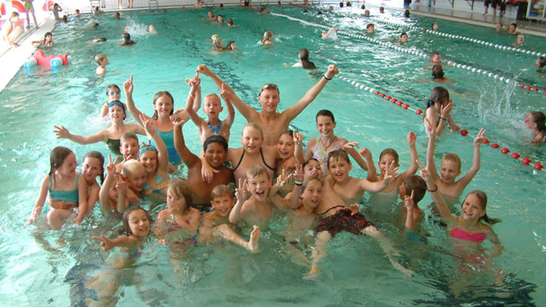 Zwembad De Hout viert 30-jarig bestaan met hele week feest ?